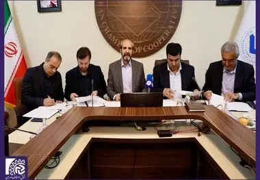 آیین تفاهم نامه همکاری مابین اتحادیه صنف تولیدکنندگان و فروشندگان پوشاک تهران و طرفین در اتاق تعاون ایران، برگزار شد