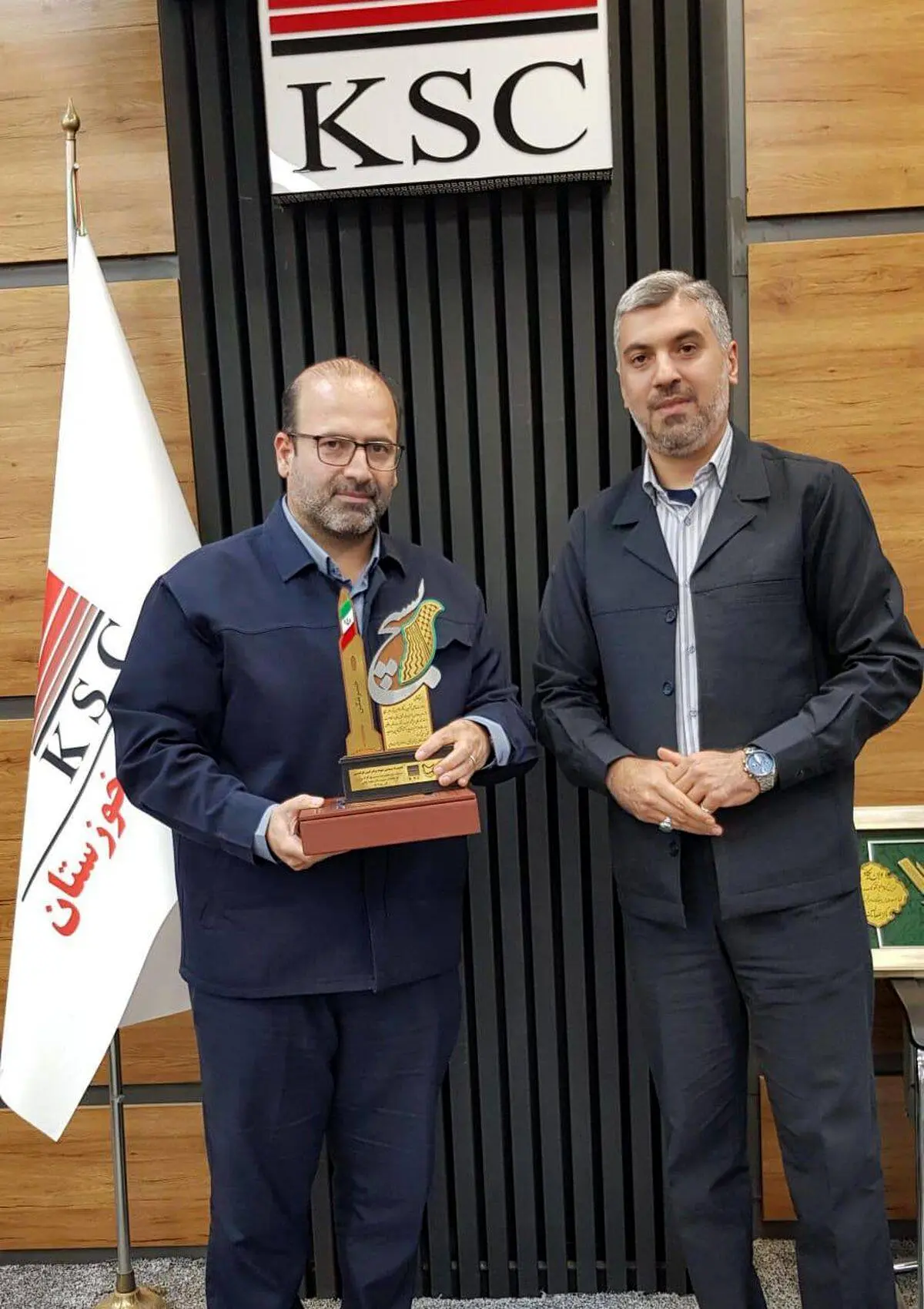 به پاس حمایت‌های شرکت فولاد خوزستان از ماموریت‌های سپاه استان و حوزه مقاومت بسیج شهید بقایی؛
فرمانده حوزه مقاومت بسیج شهید بقایی از امین ابراهیمی مدیرعامل شرکت فولاد خوزستان تقدیر نمود