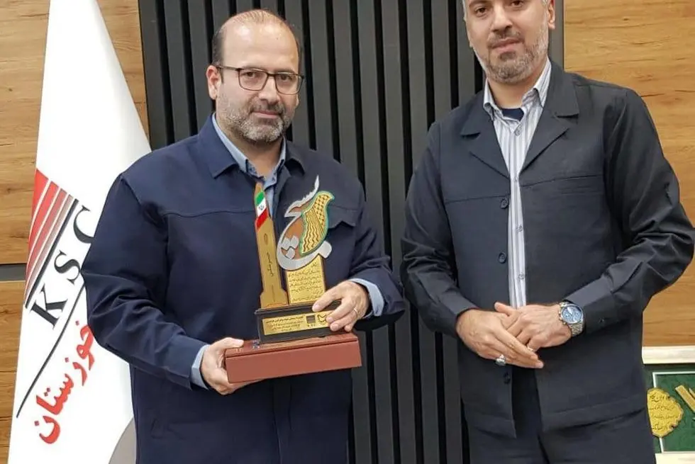 به پاس حمایت‌های شرکت فولاد خوزستان از ماموریت‌های سپاه استان و حوزه مقاومت بسیج شهید بقایی؛
فرمانده حوزه مقاومت بسیج شهید بقایی از امین ابراهیمی مدیرعامل شرکت فولاد خوزستان تقدیر نمود