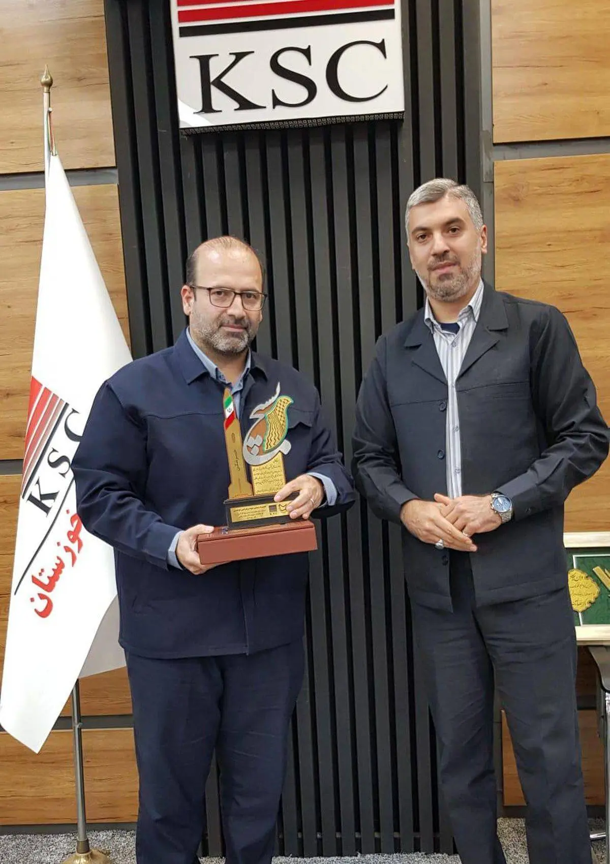 به پاس حمایت‌های شرکت فولاد خوزستان از ماموریت‌های سپاه استان و حوزه مقاومت بسیج شهید بقایی؛
فرمانده حوزه مقاومت بسیج شهید بقایی از امین ابراهیمی مدیرعامل شرکت فولاد خوزستان تقدیر نمود