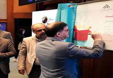 قائم مقام وزیر صمت از بسته بیمه ای «همیار صنعت» بیمه دی رونمایی کرد