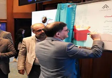 قائم مقام وزیر صمت از بسته بیمه ای «همیار صنعت» بیمه دی رونمایی کرد
