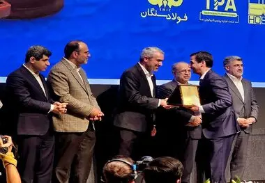در مراسمی با حضور وزیر اقتصاد

گواهی سپرده کالایی گندله چادرملو رونمایی شد/ اهدای لوح افتخار برترین‌های بورس کالا به مدیرعامل چادرملو
