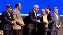 در مراسمی با حضور وزیر اقتصاد

گواهی سپرده کالایی گندله چادرملو رونمایی شد/ اهدای لوح افتخار برترین‌های بورس کالا به مدیرعامل چادرملو
