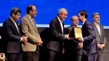 در مراسمی با حضور وزیر اقتصاد

گواهی سپرده کالایی گندله چادرملو رونمایی شد/ اهدای لوح افتخار برترین‌های بورس کالا به مدیرعامل چادرملو