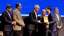 در مراسمی با حضور وزیر اقتصاد

گواهی سپرده کالایی گندله چادرملو رونمایی شد/ اهدای لوح افتخار برترین‌های بورس کالا به مدیرعامل چادرملو