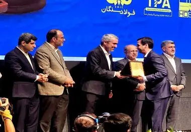 در مراسمی با حضور وزیر اقتصاد

گواهی سپرده کالایی گندله چادرملو رونمایی شد/ اهدای لوح افتخار برترین‌های بورس کالا به مدیرعامل چادرملو