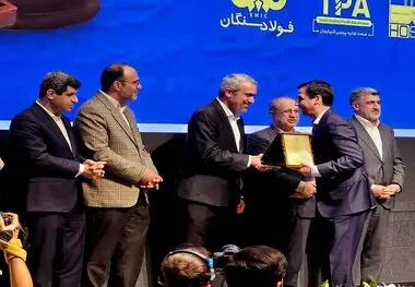 در مراسمی با حضور وزیر اقتصاد

گواهی سپرده کالایی گندله چادرملو رونمایی شد/ اهدای لوح افتخار برترین‌های بورس کالا به مدیرعامل چادرملو