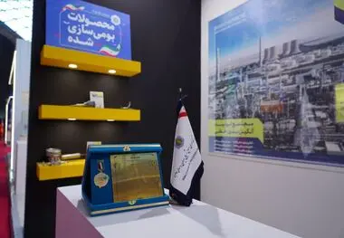 اهداء لوح سپاس کارخانه‌دار نمونه و نشان فیروزه «اقتصاد مقاومتی» به دکتر زرندی مدیرعامل هلدینگ صنایع شیمیایی ایران