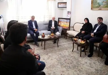 معاون اول رئیس‌جمهور در دیدارهای جداگانه با تعدادی از خانواده فرماندهان شهید و دانشمندان شهید در جنگ تحمیلی ۱۲ روزه:حضور و انسجام اجتماعی مسئولیت کارگزاران نظام را بعد از جنگ تحمیلی سنگین‌تر کرده است/ متاسفانه در دهه‌های ابتدایی انقلاب عده‌ای، ملی‌گرایی ر