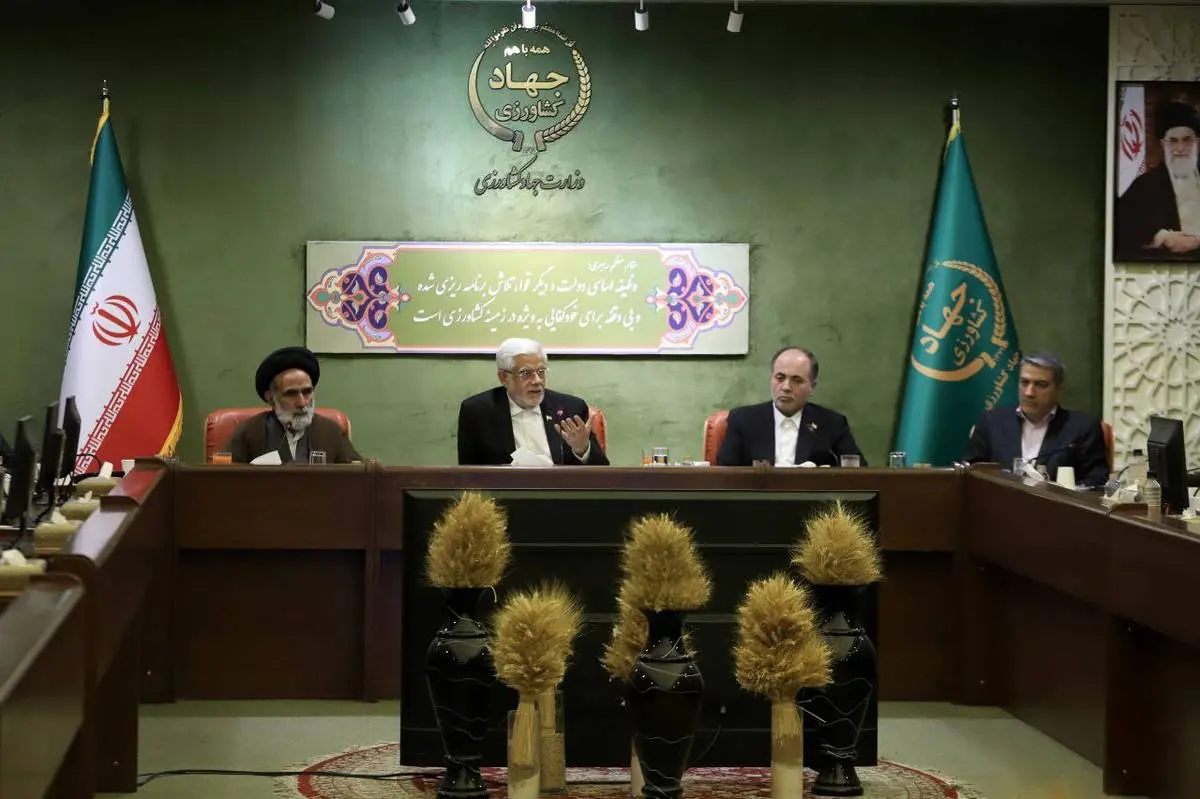 معاون اول رئیس‌جمهور در نشستی با اعضای شورای مدیران و معاونین وزارت جهاد کشاورزی:
اقتدار غذایی پیش‌نیاز اقتدار ملی است/ در کالاهای اساسی به سمت رقابت حرکت کنیم/ وزارت جهاد کشاورزی به سمت خودکفایی در گندم حرکت کند/وزارت جهاد کشاورزی دقیق و با وسواس آمار