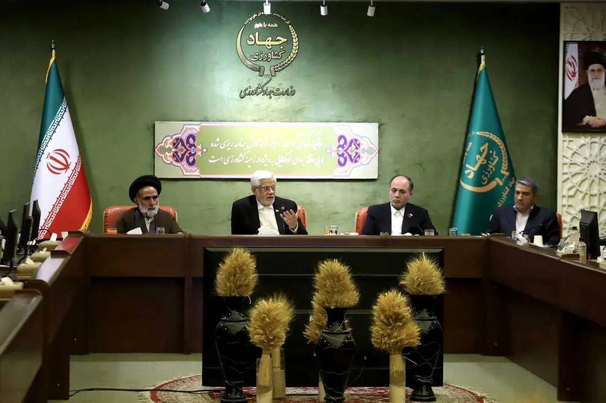 معاون اول رئیس‌جمهور در نشستی با اعضای شورای مدیران و معاونین وزارت جهاد کشاورزی:
اقتدار غذایی پیش‌نیاز اقتدار ملی است/ در کالاهای اساسی به سمت رقابت حرکت کنیم/ وزارت جهاد کشاورزی به سمت خودکفایی در گندم حرکت کند/وزارت جهاد کشاورزی دقیق و با وسواس آمار