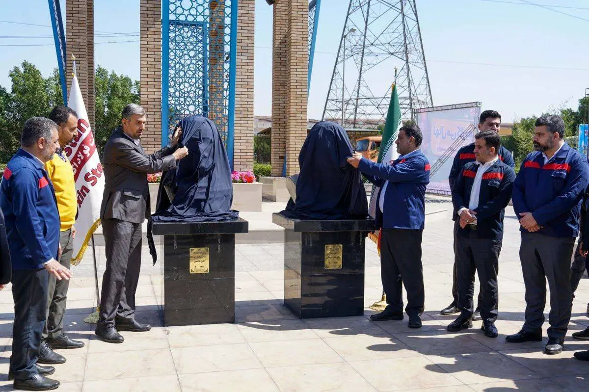 رونمایی از سردیس های شهید حاج قاسم سلیمانی و شهید علی هاشمی در فولاد اکسین خوزستان

