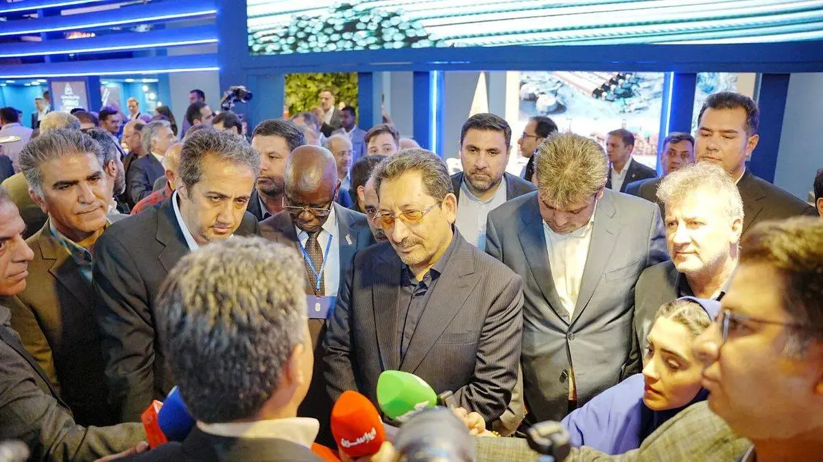 حضور وزیر صنعت، معدن و تجارت و رئیس هیات عامل ایمیدرو در غرفه ایمیدرو /ارایه گزارش دستاوردهای ایمیدرو همچون تکنولوژی PERED و راه اندازی معدن مهدی آباد از سوی آقاجانلو