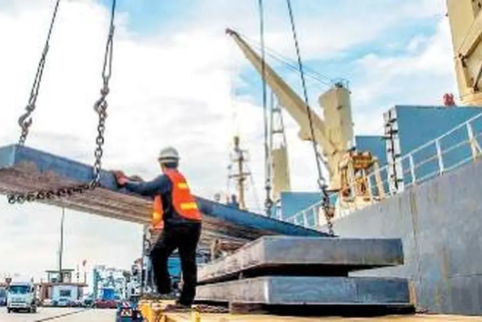 لتس: توقف صادرات برخی محصولات فولادی ایران تا پایان اردیبهشت‌ماه