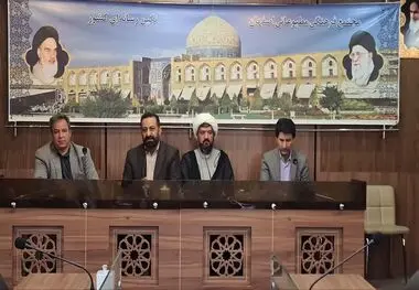 بر دستان پر تلاش کارگران ذوب‌آهن بوسه می‌زنم