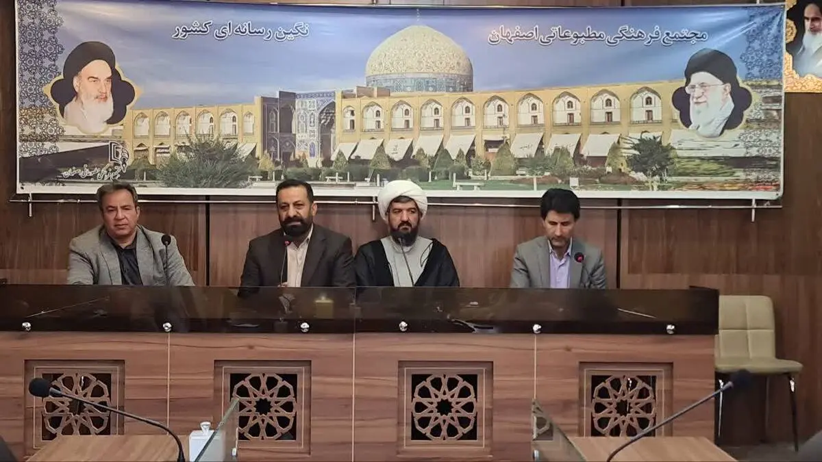 بر دستان پر تلاش کارگران ذوب‌آهن بوسه می‌زنم