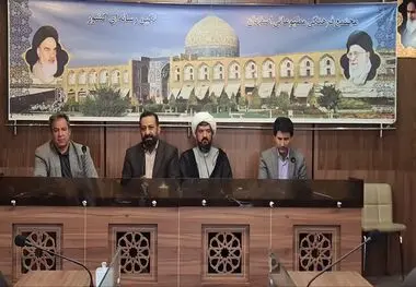 بر دستان پر تلاش کارگران ذوب‌آهن بوسه می‌زنم