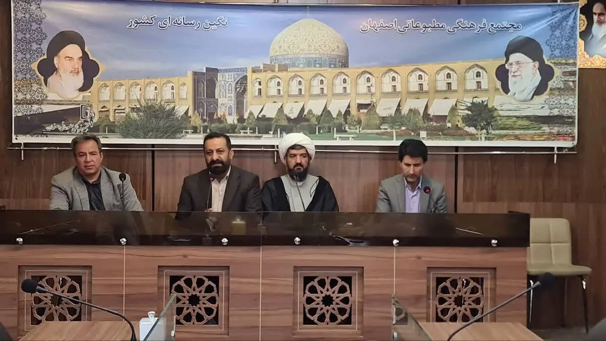 بر دستان پر تلاش کارگران ذوب‌آهن بوسه می‌زنم