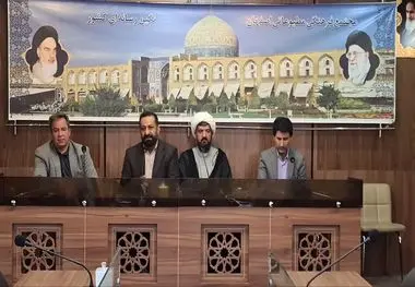 بر دستان پر تلاش کارگران ذوب‌آهن بوسه می‌زنم