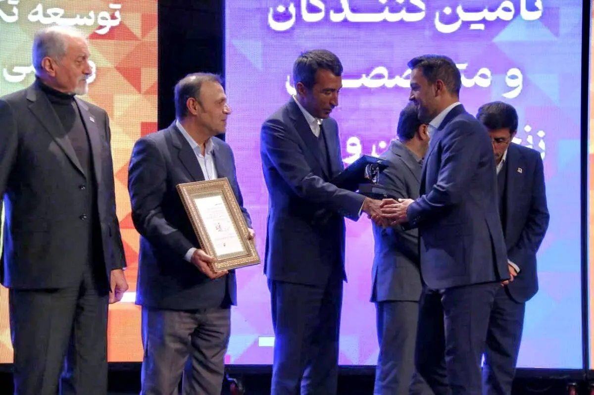 شرکت توسعه آهن و فولاد گل‌گهر تندیس جایزه ملی فولاد ایران را دریافت کرد

