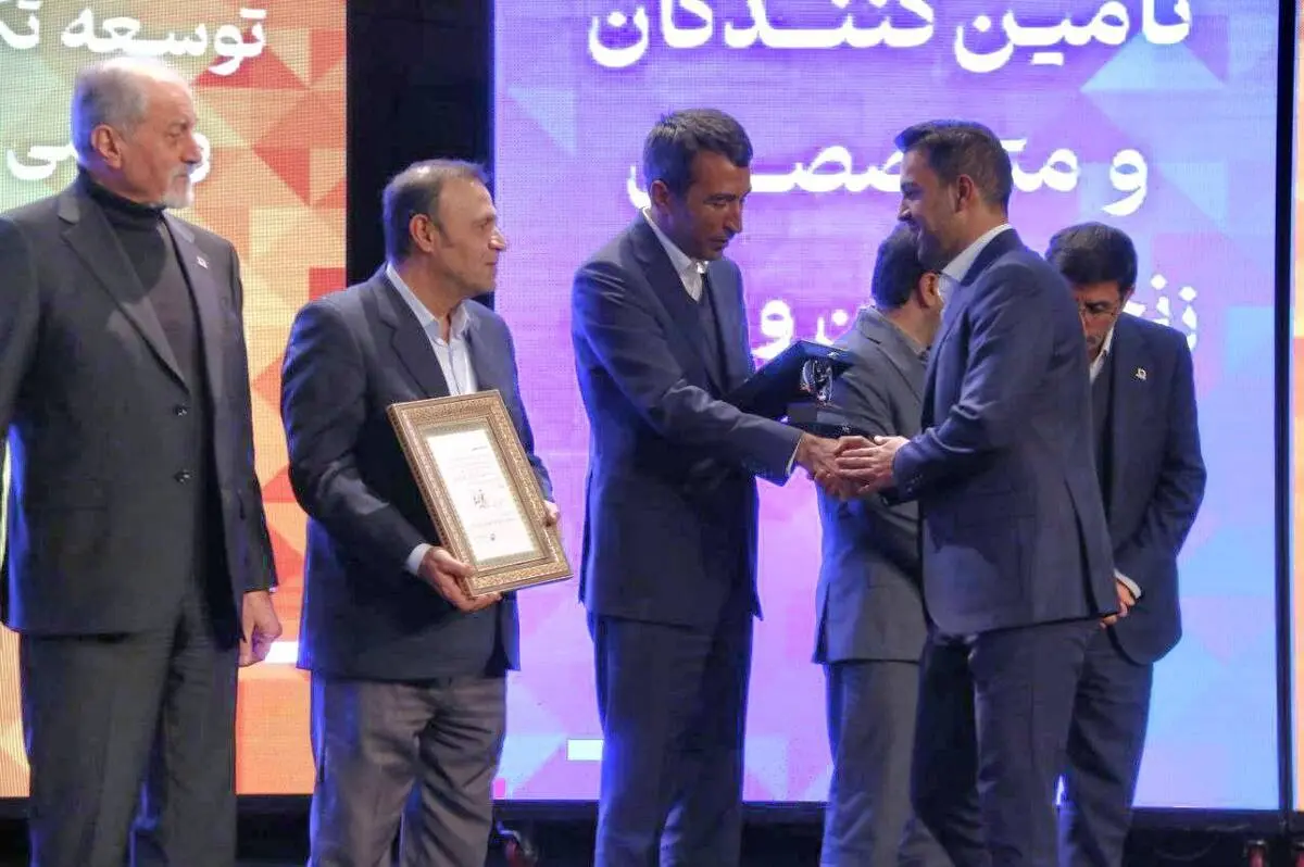 شرکت توسعه آهن و فولاد گل‌گهر تندیس جایزه ملی فولاد ایران را دریافت کرد

