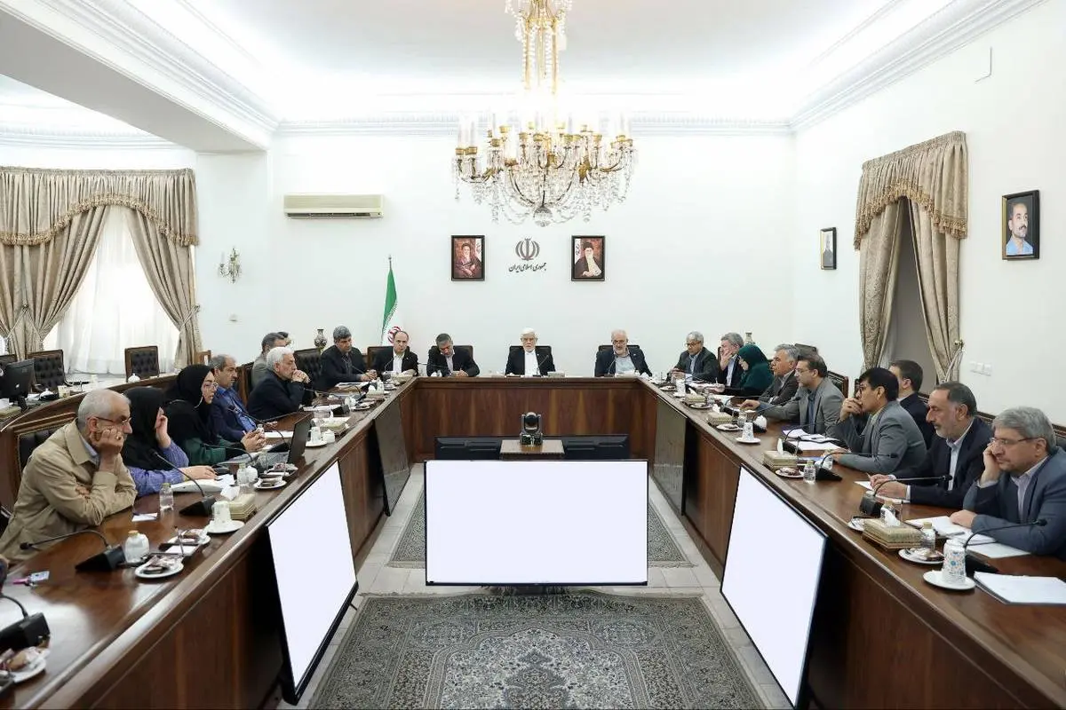 معاون اول رئیس‌جمهور در جلسه شورای عالی آب:
مدیران به آب به عنوان یک مسئله استانی، منطقه‌ای و بخشی نگاه نکنند/ مسئله آب را با مشارکت مردم ساماندهی می‌کنیم/ به بازنگری جدی برای اصلاح الگوی کشت نیاز داریم/ اقدامات ضربتی برای کاهش مصرف را از همین امروز شروع