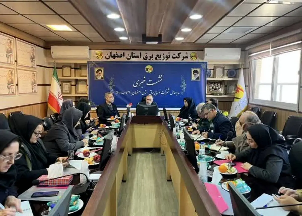 مدیرعامل شرکت توزیع برق استان اصفهان عنوان کرد :
همزمان با دهه فجر از ساختمان جدید خور وبیابانک بهره برداری می شود