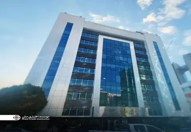 لوح تقدیر رئیس بنیاد شهید و امور ایثارگران منطقه یک شمیرانات به مدیرعامل موسسه اعتباری ملل