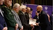 مدیر روابط عمومی فولاد خوزستان تندیس جشنواره «سلام» را دریافت کرد