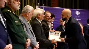 مدیر روابط عمومی فولاد خوزستان تندیس جشنواره «سلام» را دریافت کرد