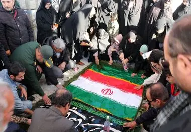 هم‌زمان با روز بسیج مستضعفین با حضور پرشور بسیجیان و مسئولان شهرستان جاجرم؛
آیین سومین روز تدفین شهید گمنام در مجتمع آلومینای ایران برگزار شد