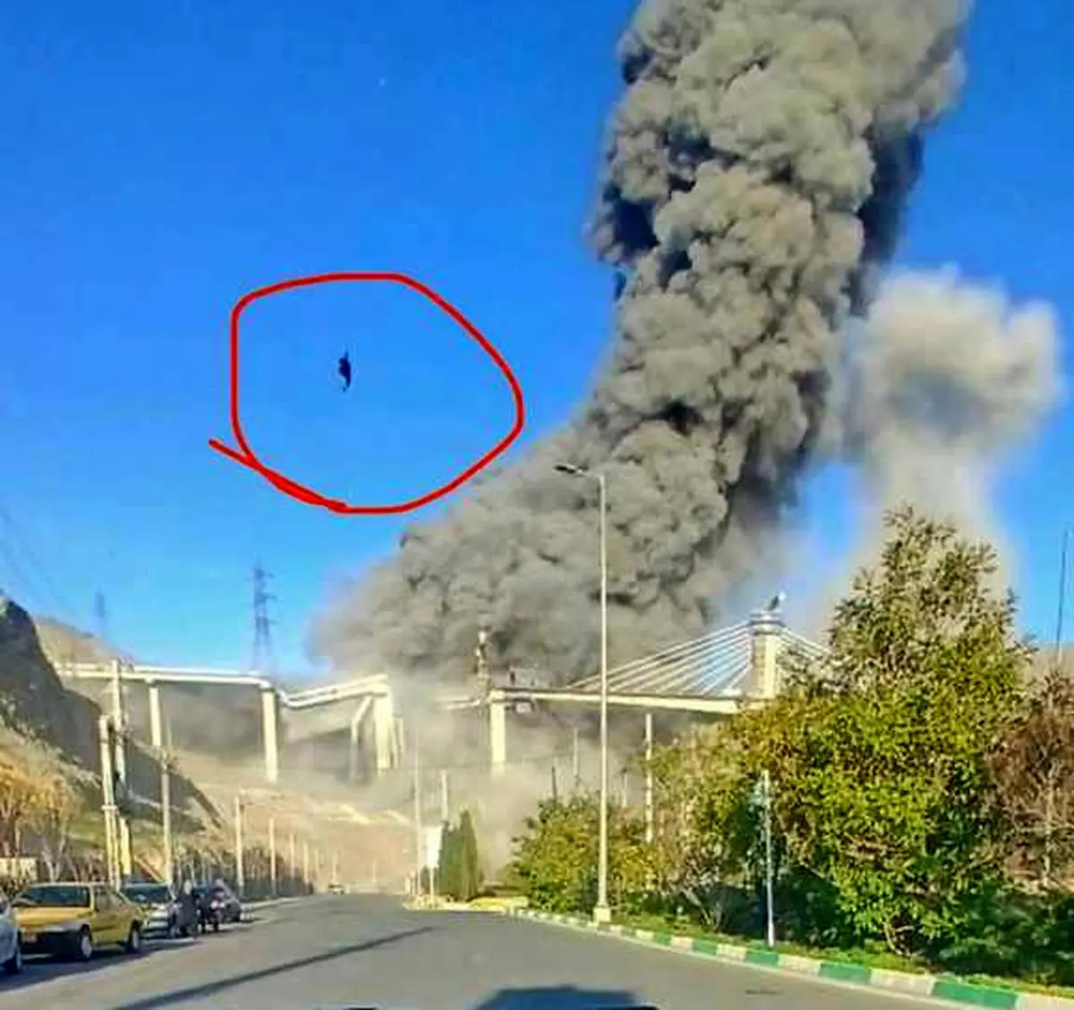 فعالیت گروه‌های عملیاتی صنعت برق، در میانه حمله پهپادی دشمنان