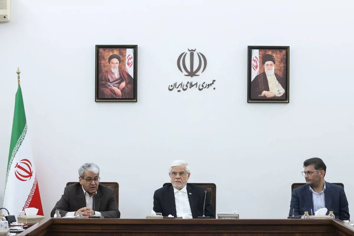 معاون اول رئیس‌جمهور در نشست با دبیران کمیسیون‌های دولت:
دولت حق ندارد خلاف منویات مردم کاری کند/ هم اقتدار دولت باید حفظ شود و هم مطالبات مردم به درستی دنبال شود/ کمیسیون‌های دولت با نخبگان و تشکل‌های مردمی ارتباطات بیشتری داشته باشند/ تجارب دولت‌های گذ