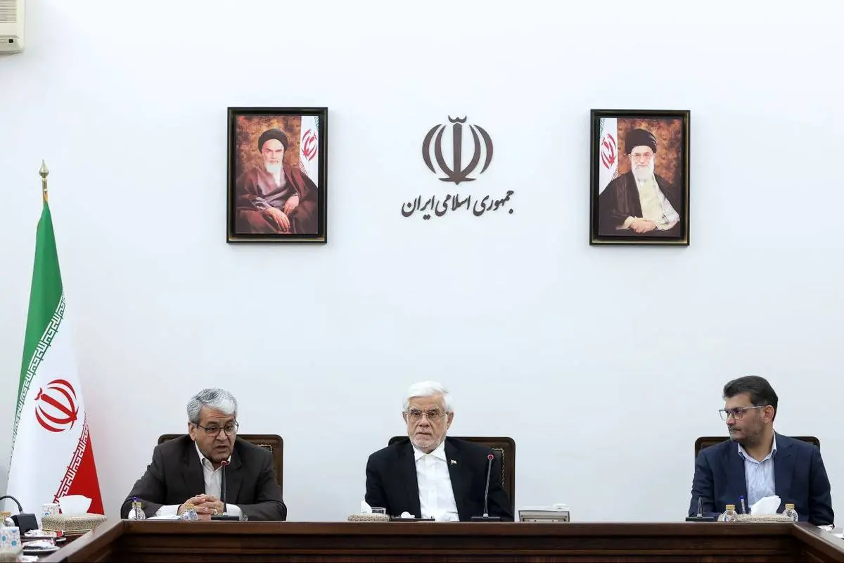 معاون اول رئیس‌جمهور در نشست با دبیران کمیسیون‌های دولت:
دولت حق ندارد خلاف منویات مردم کاری کند/ هم اقتدار دولت باید حفظ شود و هم مطالبات مردم به درستی دنبال شود/ کمیسیون‌های دولت با نخبگان و تشکل‌های مردمی ارتباطات بیشتری داشته باشند/ تجارب دولت‌های گذ