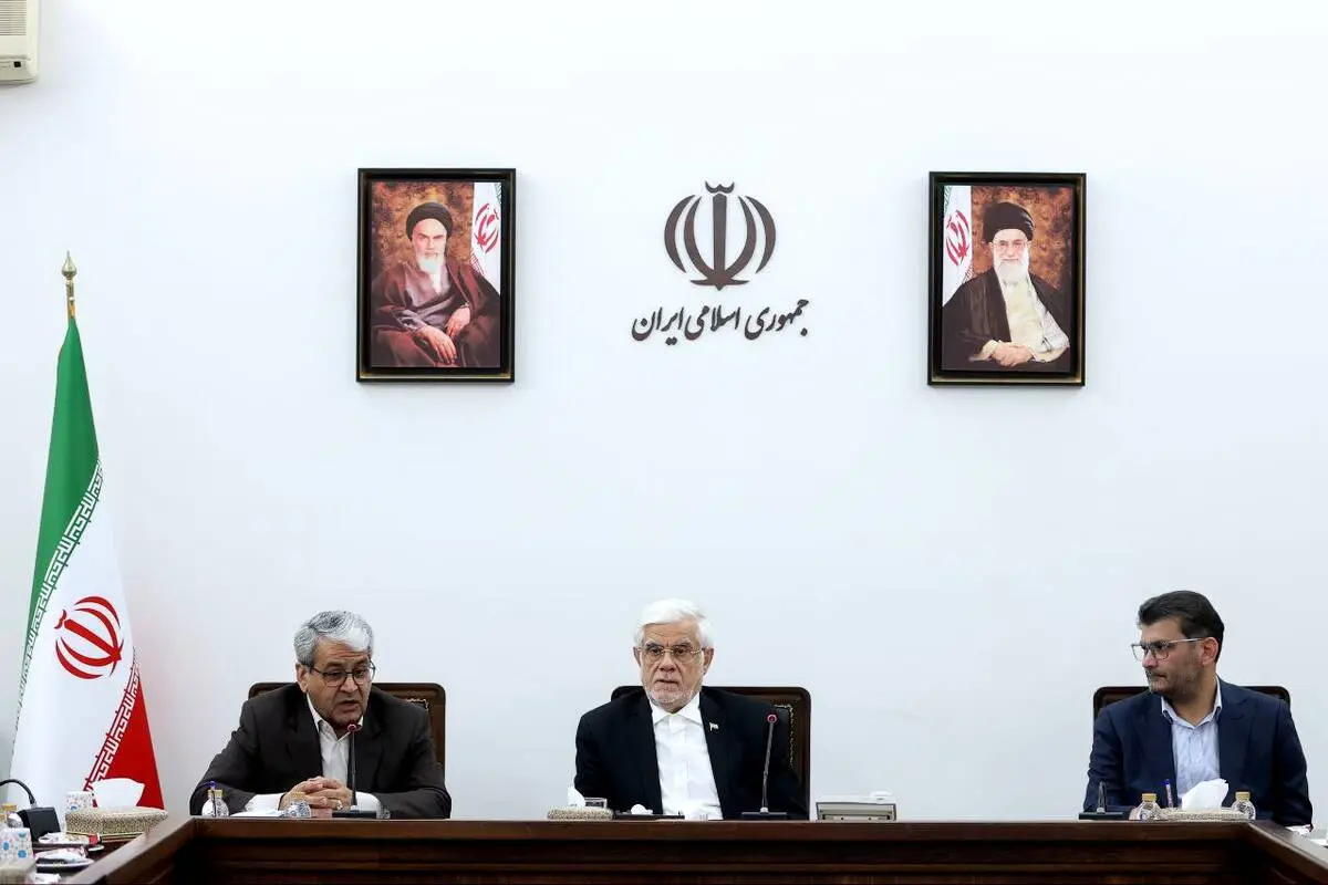 معاون اول رئیس‌جمهور در نشست با دبیران کمیسیون‌های دولت:
دولت حق ندارد خلاف منویات مردم کاری کند/ هم اقتدار دولت باید حفظ شود و هم مطالبات مردم به درستی دنبال شود/ کمیسیون‌های دولت با نخبگان و تشکل‌های مردمی ارتباطات بیشتری داشته باشند/ تجارب دولت‌های گذ
