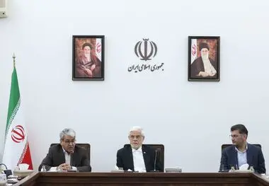 معاون اول رئیس‌جمهور در نشست با دبیران کمیسیون‌های دولت:
دولت حق ندارد خلاف منویات مردم کاری کند/ هم اقتدار دولت باید حفظ شود و هم مطالبات مردم به درستی دنبال شود/ کمیسیون‌های دولت با نخبگان و تشکل‌های مردمی ارتباطات بیشتری داشته باشند/ تجارب دولت‌های گذ