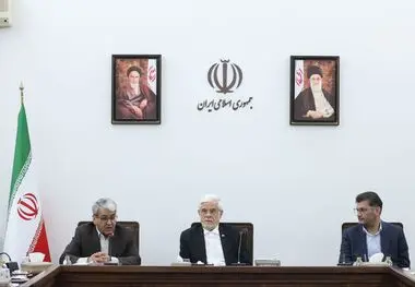 معاون اول رئیس‌جمهور در نشست با دبیران کمیسیون‌های دولت:
دولت حق ندارد خلاف منویات مردم کاری کند/ هم اقتدار دولت باید حفظ شود و هم مطالبات مردم به درستی دنبال شود/ کمیسیون‌های دولت با نخبگان و تشکل‌های مردمی ارتباطات بیشتری داشته باشند/ تجارب دولت‌های گذ