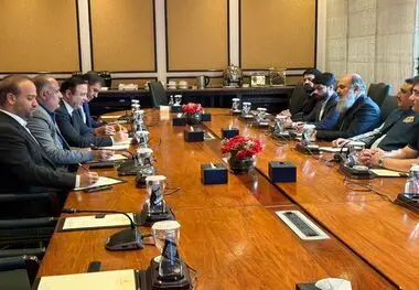 دیدار دبیر شورای‌عالی مناطق آزاد با وزیر تجارت پاکستان در جریان سفر رئیس‌جمهور به اسلام‌آباد