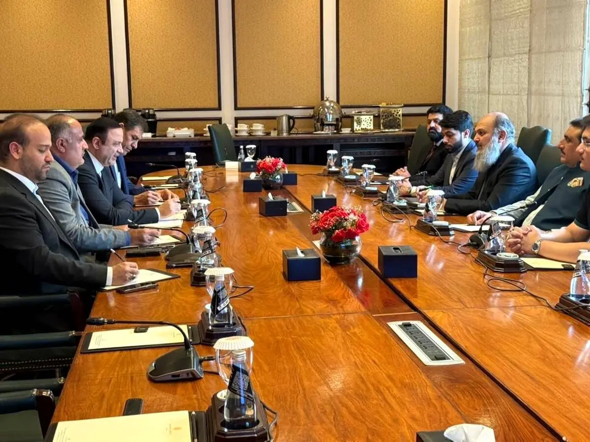 دیدار دبیر شورای‌عالی مناطق آزاد با وزیر تجارت پاکستان در جریان سفر رئیس‌جمهور به اسلام‌آباد
