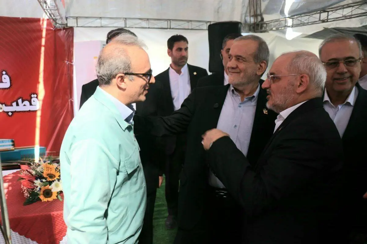 بازدید رئیس‌جمهور از غرفه فولاد هرمزگان در نهمین سفر استانی