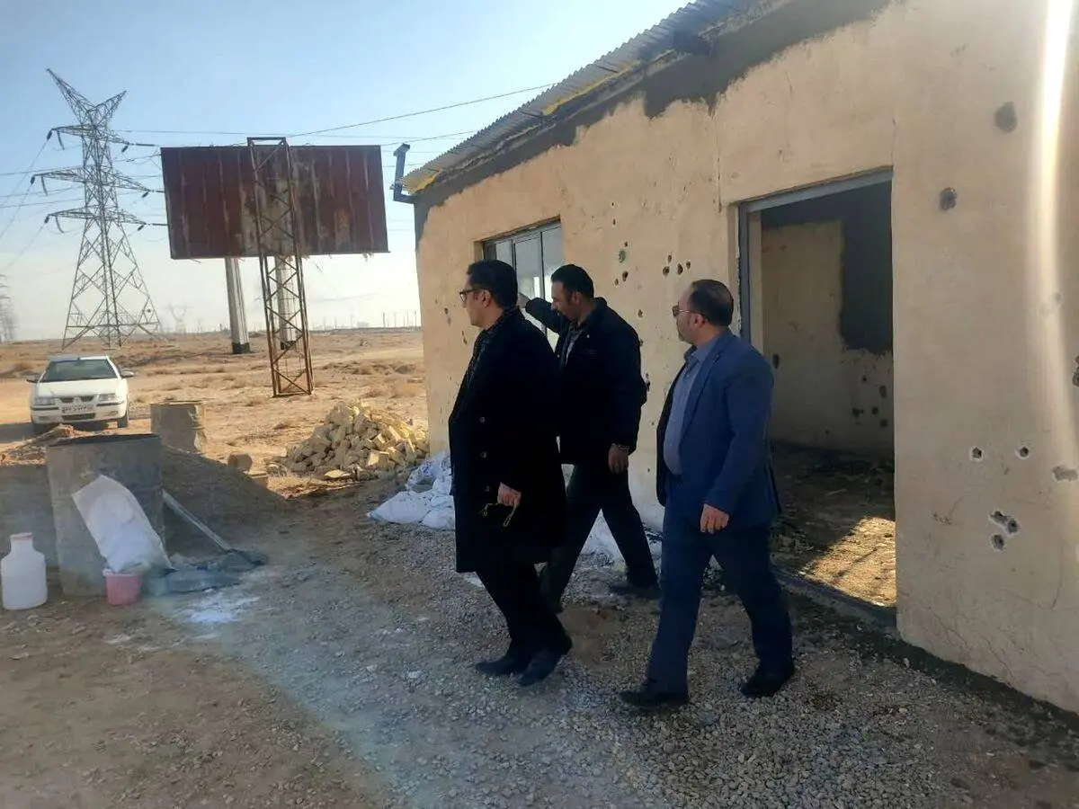بازدید سرزده دکتر بادکوبه مدیر عامل شرکت آلومینای ایران از محل تجهیز کارگاه نیروگاه خورشیدی ۶۰ مگاواتی

