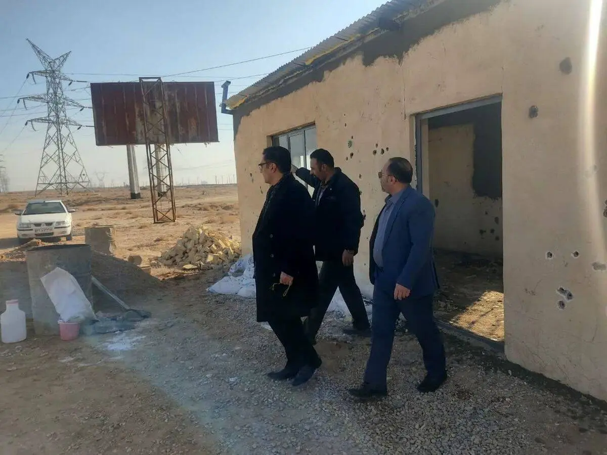 بازدید سرزده دکتر بادکوبه مدیر عامل شرکت آلومینای ایران از محل تجهیز کارگاه نیروگاه خورشیدی ۶۰ مگاواتی

