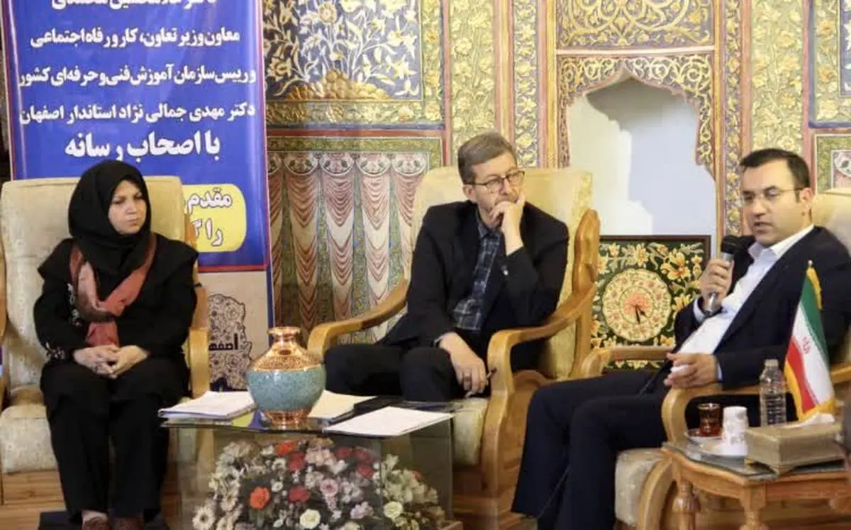 معاون وزیر کار عنوان کرد :
آموزش های مهارتی مهم ترین سرمایه گذاری برای آینده کشور است 
