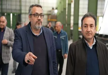 دکتر مقداد محمودی مدیرعامل شرکت توسعه نیشکر و صنایع جانبی آن در بازدید از کشت و صنعت حکیم فارابی: