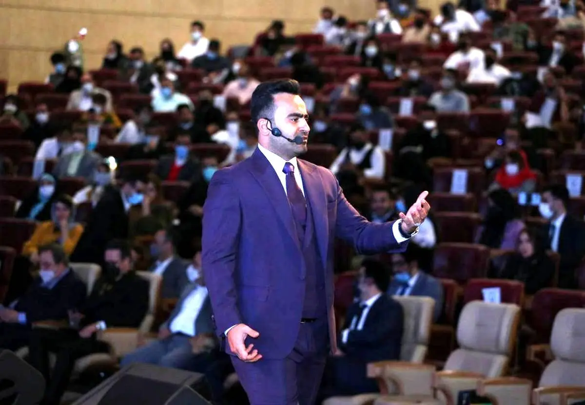 ماهان تیموری سردار آموزش سوشال مدیال و‌یکی از پیشگامان عرصه علمی در ایران