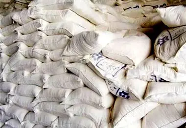 کشف ۲ تن آرد خارج از شبکه توزیع در تیران و کرون