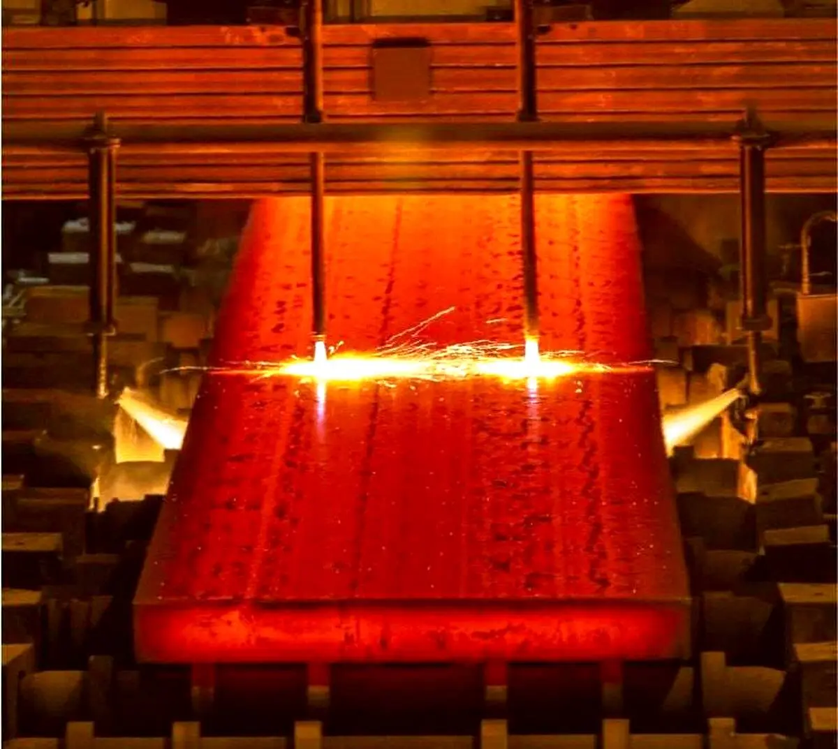 ثبت رکورد ۹۹.۶۵ درصدی در کیفیت تختال و تولید موفقیت‌آمیز گِرید میکروآلیاژی در فولاد هرمزگان