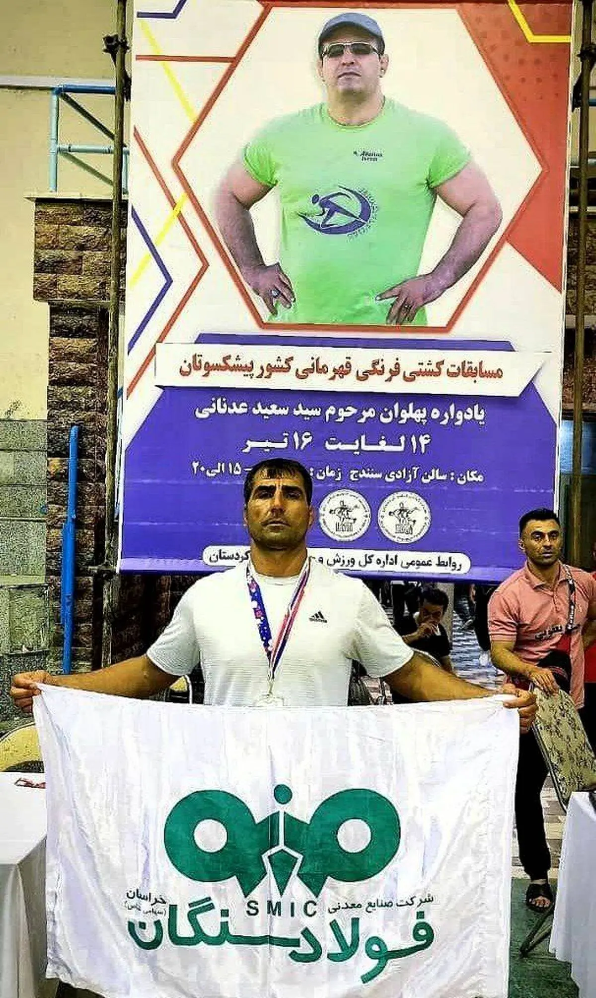 یکی ازکارکنان فولاد سنگان در مسابقات کشتی پیشکسوتان افتخار آفرید
