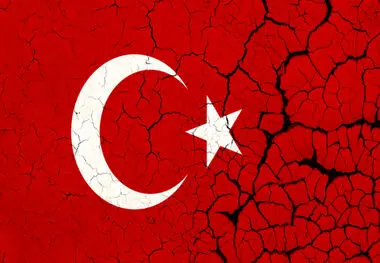 ریزش لیر ترکیه به همراه ساختمان هایش!